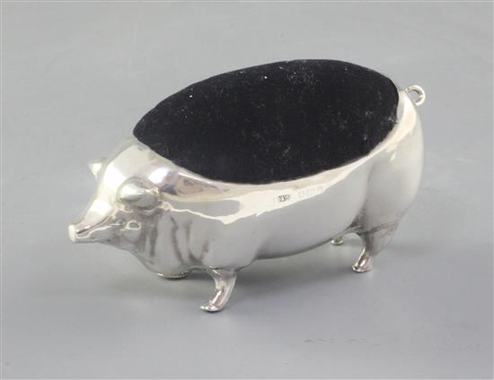 An Edwardian large silver mounted novelty pig pin cushion, by Grey & Co, length 11.1cm.